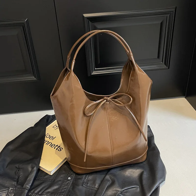 Elegant Burgundy Oil Wax Leather Large Capacity Bucket Bag 2024 New Women\'s Bow Magnetic Buckle Shoulder Bags Commuter Handbag