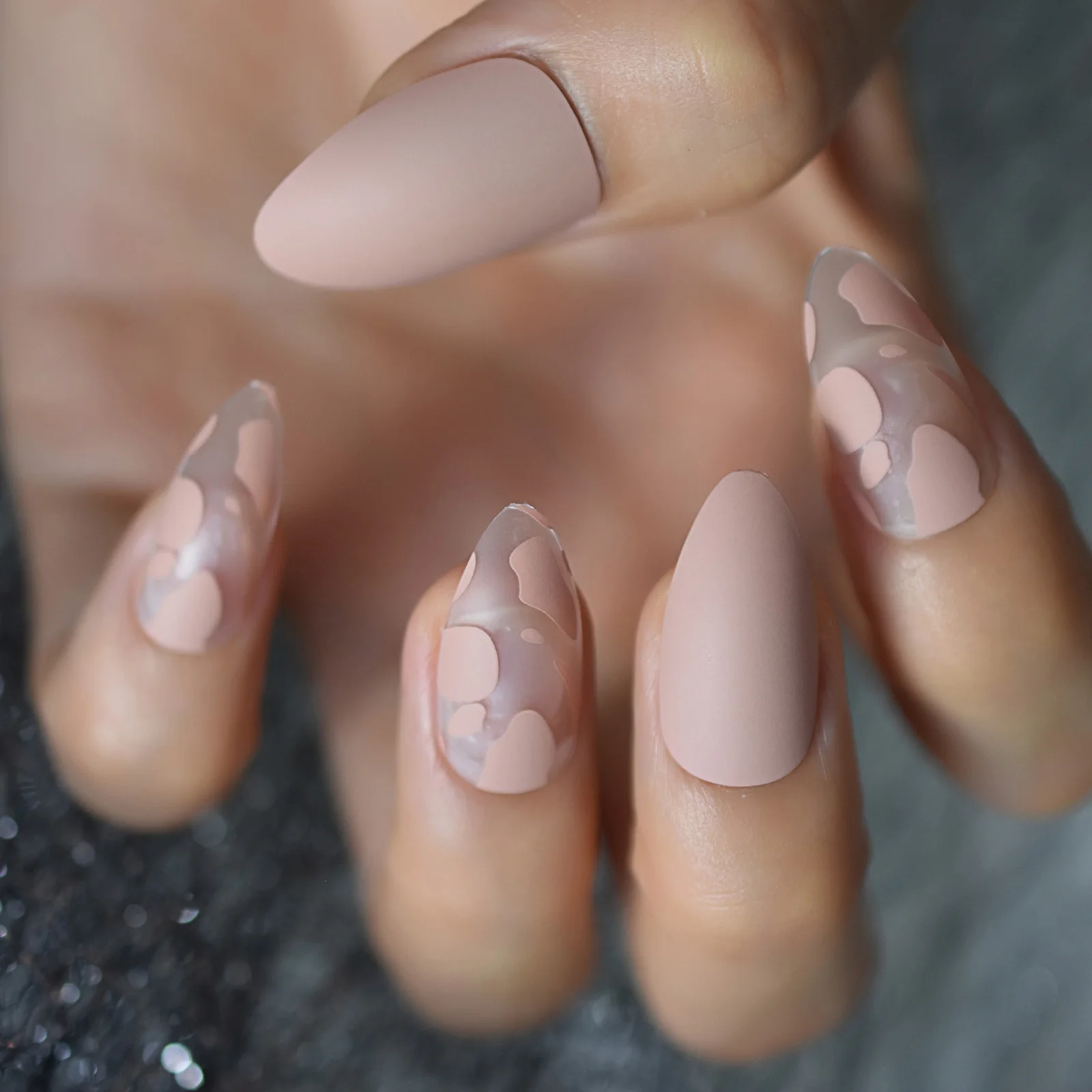 Stampa opaca nuda su unghie finte Mandorla con disegni Unghie finte Punte per nail art a copertura totale indossabili satinate per donne e ragazze