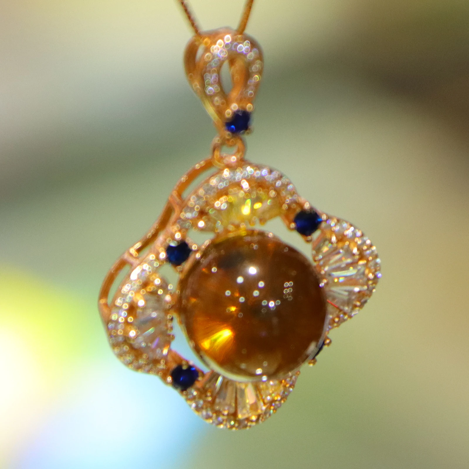 12mm ナチュラル ブルー アンバー ペンダント ネックレス ケルト クローバー ベゼル付き - 彼女の親友への完璧な記念日ギフト