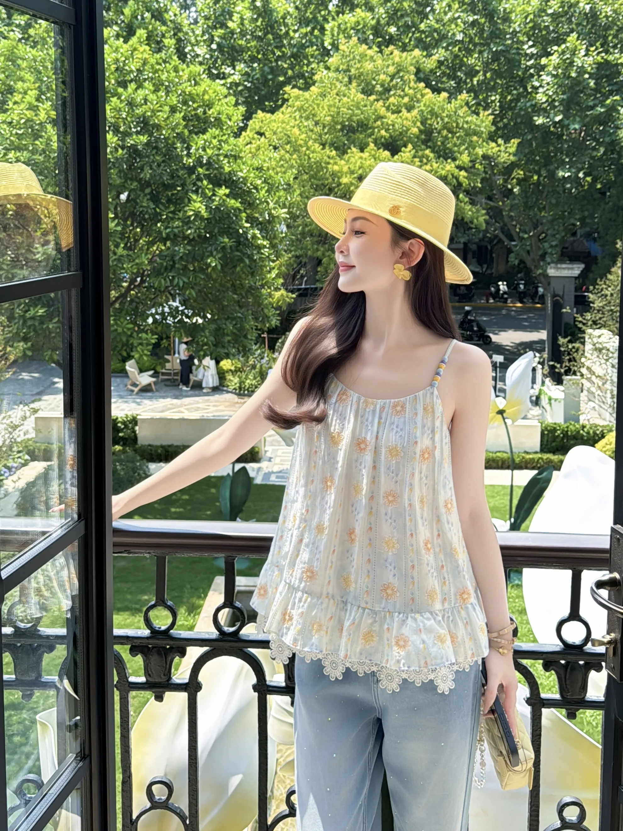 

Летняя майка Ele с бусинами и принтом от Yuxiao Xiang, легкая, универсальная, из ткани, похожей на шелк, стандартного кроя.