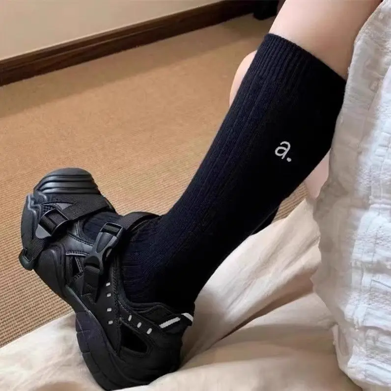 Kaus kaki pertengahan betis retro kaus kaki tumpukan unisex motif huruf hijau mint untuk fashion wanita