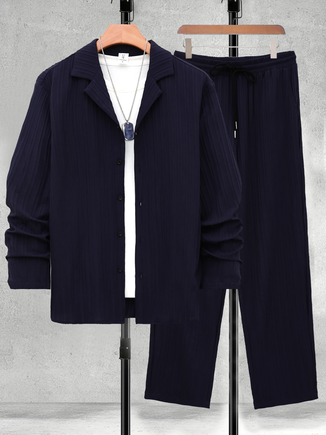 

Изысканный мужской комплект в темно-синюю полоску: рубашка с кубинским воротником и брюки на шнурке, 2 предмета, для повседневной носки весной и осенью