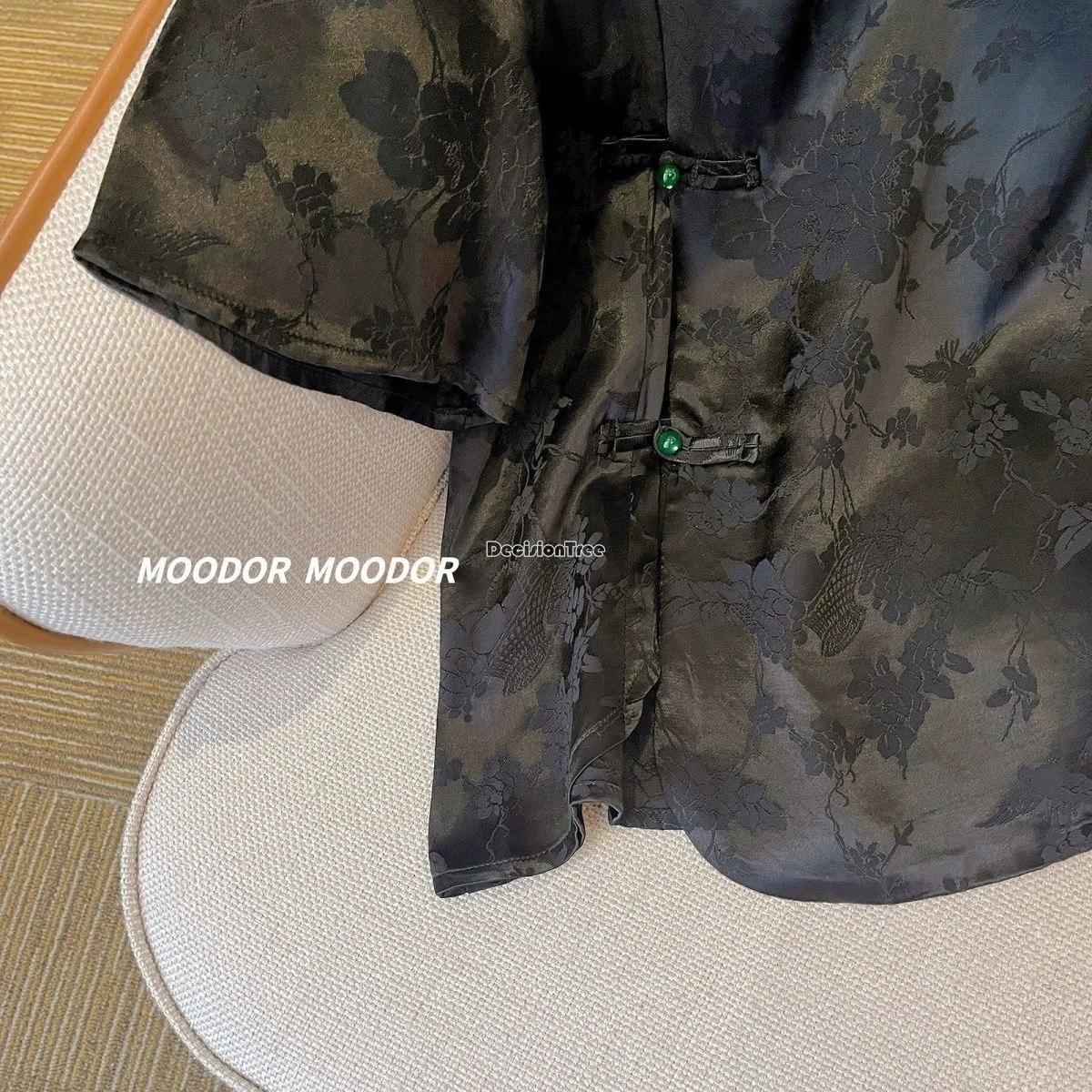 بدلة تانغ سوداء جديدة على الطراز الصيني لعام 2025 قميص نسائي صيفي على الطراز الصيني بتصميم عتيق من الساتان بياقة واقفة وأكمام قصيرة قميص شيونغسام #5