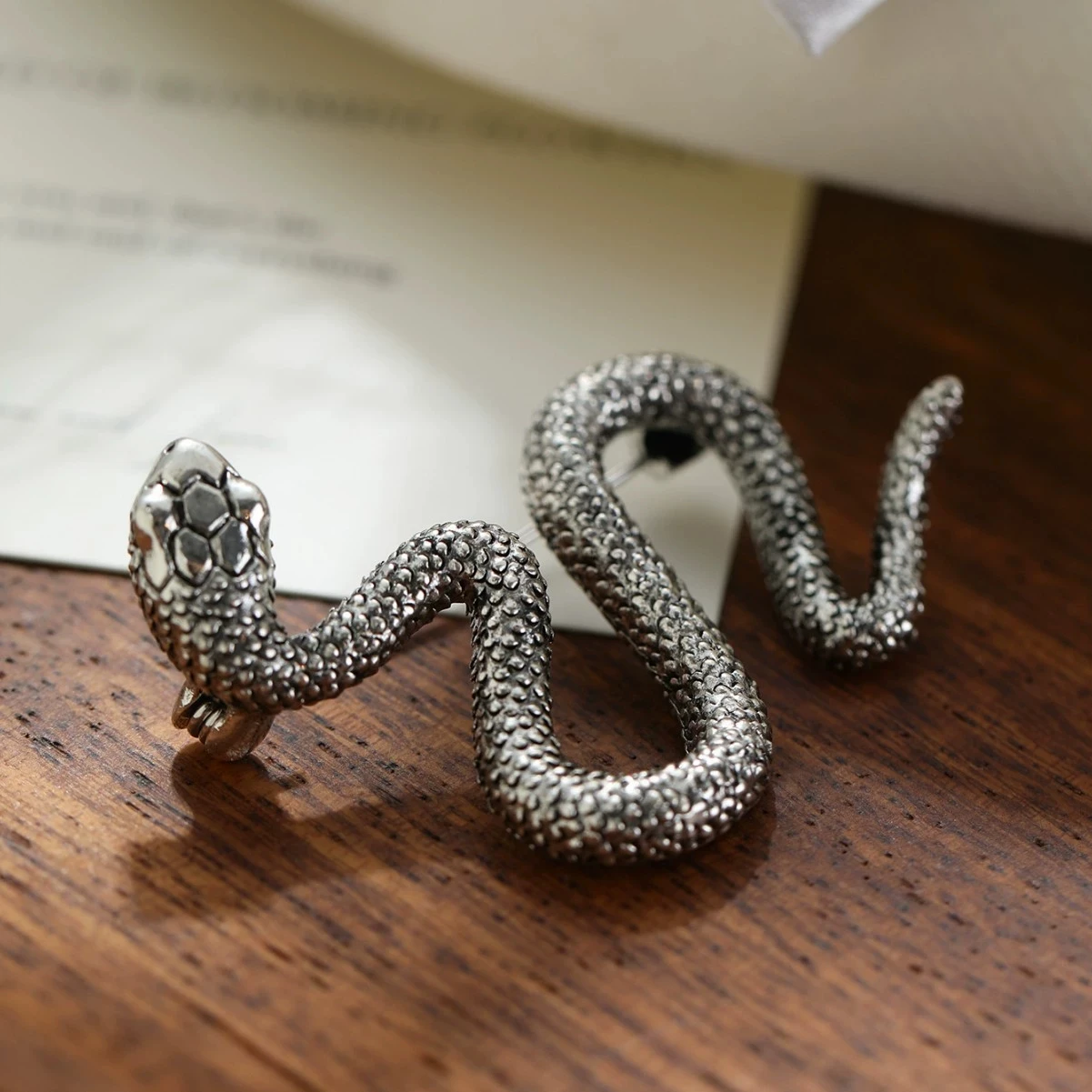 

Змеиная брошь, крутой стиль, универсальный нагрудный цветок, аксессуар, змея, модный мужской и женский аксессуар