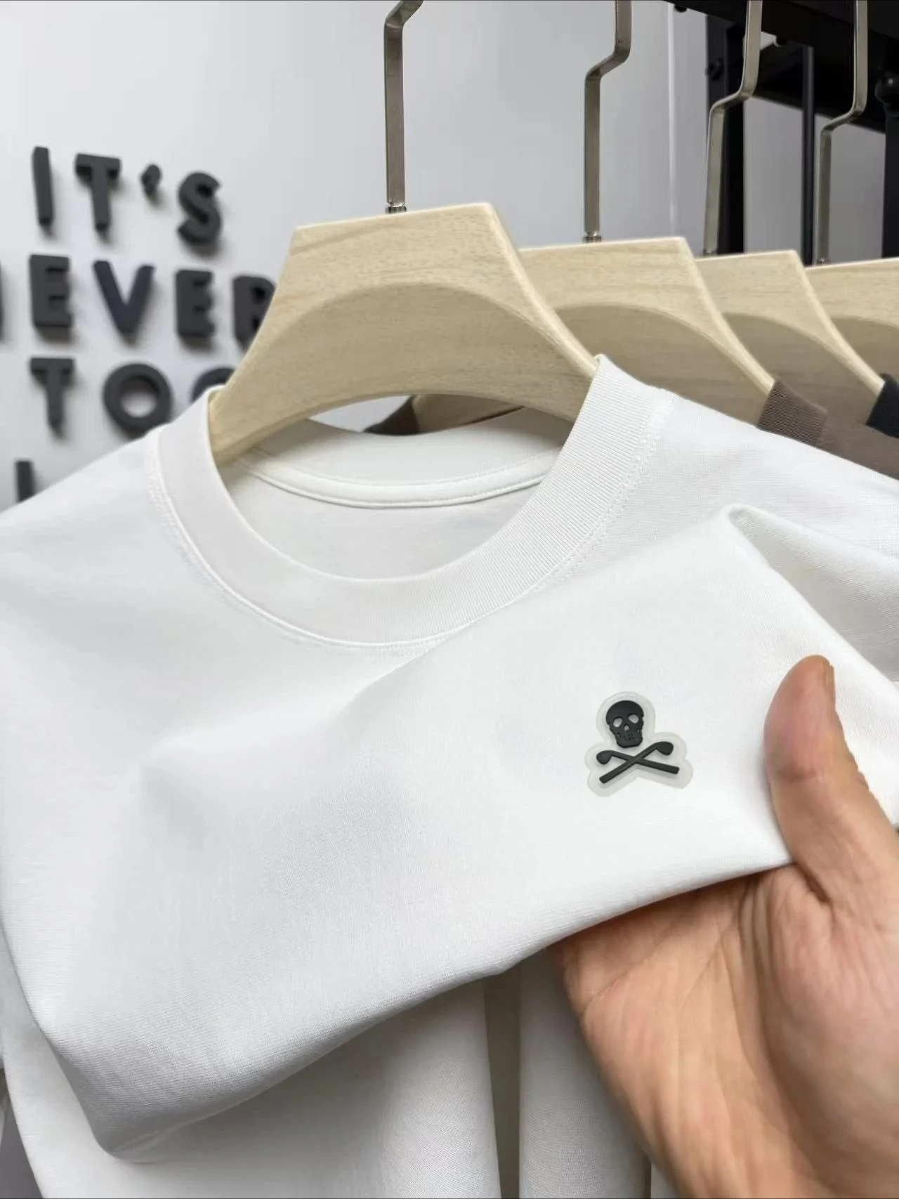 

Легкая роскошная и модная мужская футболка с круглым вырезом, удобная текстура, однотонный пуловер, новая простая повседневная мужская одежда