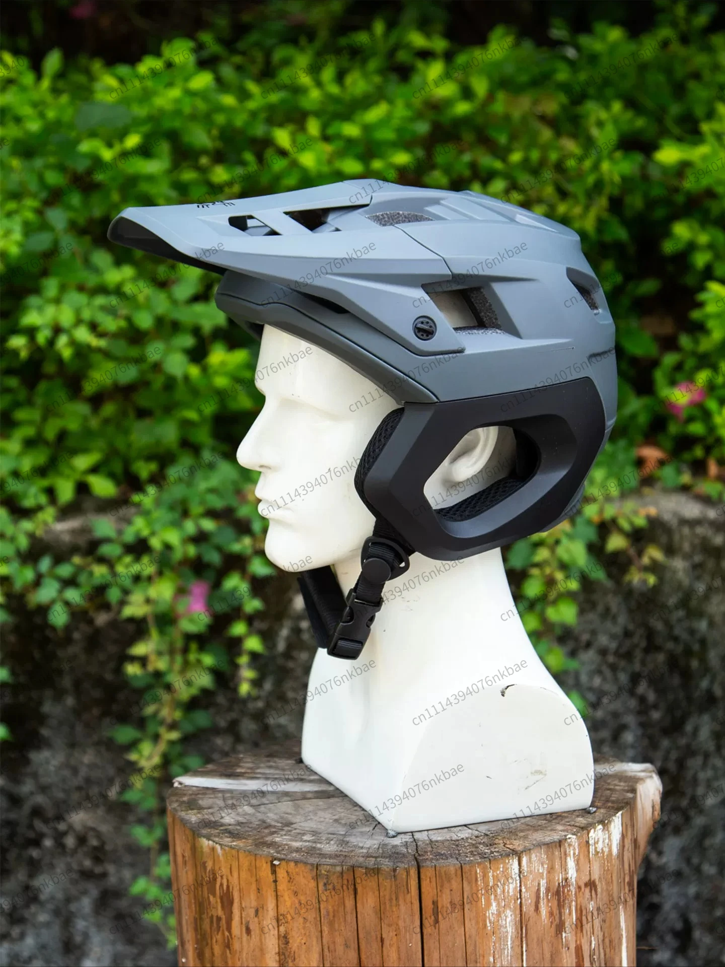 Integrated Molding Cycling Helmet with Ear Pads for Winter Mountain BikeRacing Off Road Skateboard Sports