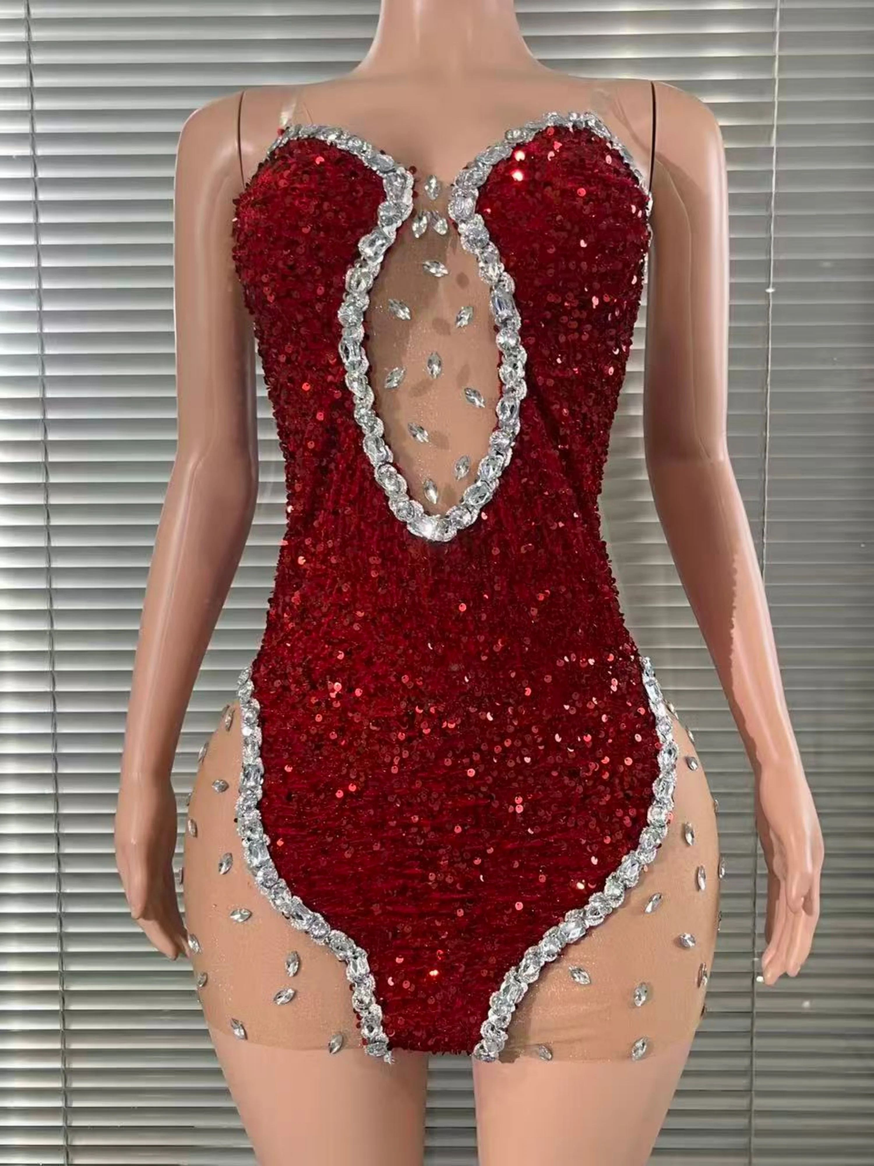 ชุดเดรสสั้นตาข่ายซีทรูประดับคริสตัลหรูหรา ประดับเพชรพลอยและเลื่อม สำหรับงานเลี้ยงฉลอง งานพรอม งานวันเกิด ถ่ายรูป