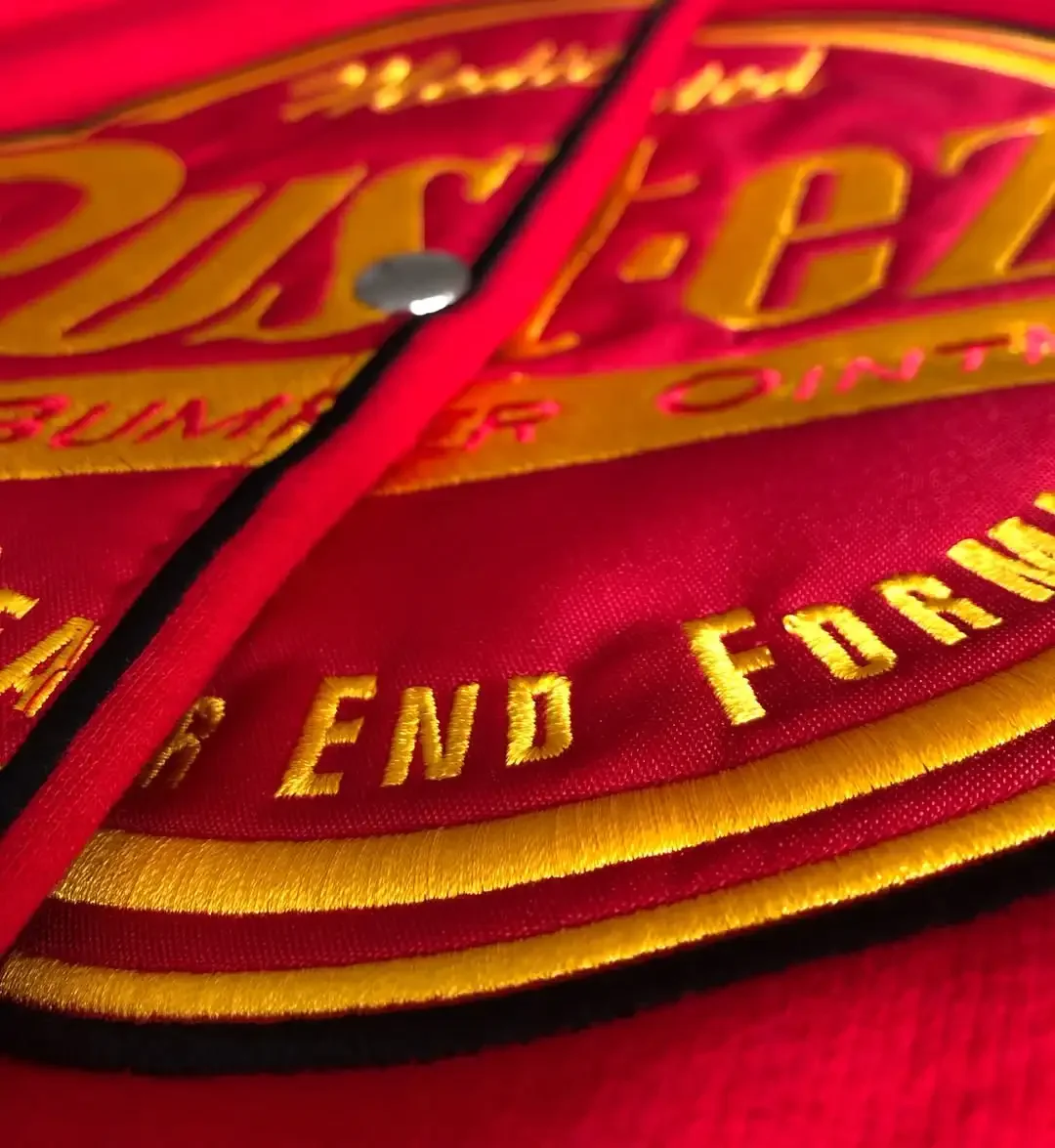 Herren- und Damen-Baseballjacke im Rennstil in Rot und Schwarz mit Flammenmuster, Nummer 95, einreihig, amerikanischer Stil, Outdoor-Bekleidung – Detail 4