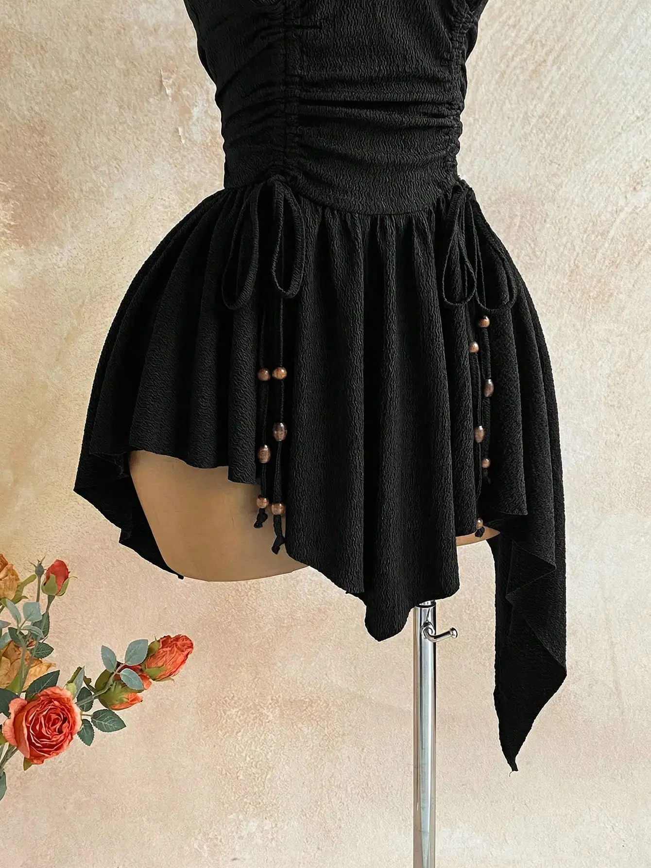 

Черное мини-платье в стиле бохо с драпированным лифом, асимметричным подолом, завязками из деревянных бусин, глубоким V-образным вырезом, для вечеринок, свиданий и ночных клубов