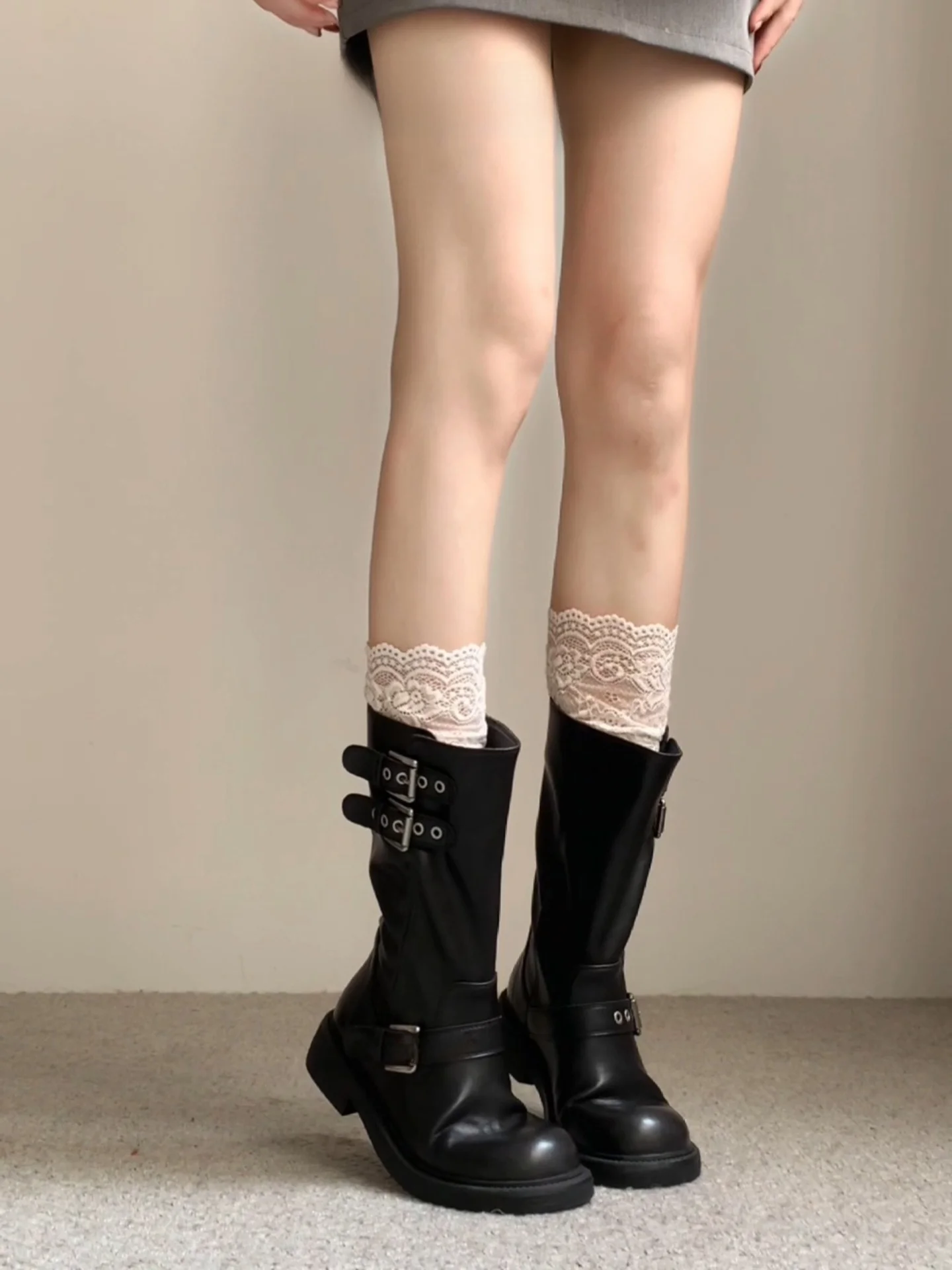 

Мотоциклетные ботинки до середины икры с кожаным ремнем в стиле ретро, мотоциклетные ботинки с круглым носком и массивным каблуком, модные ботинки, женские ботинки, ботинки в стиле вестерн