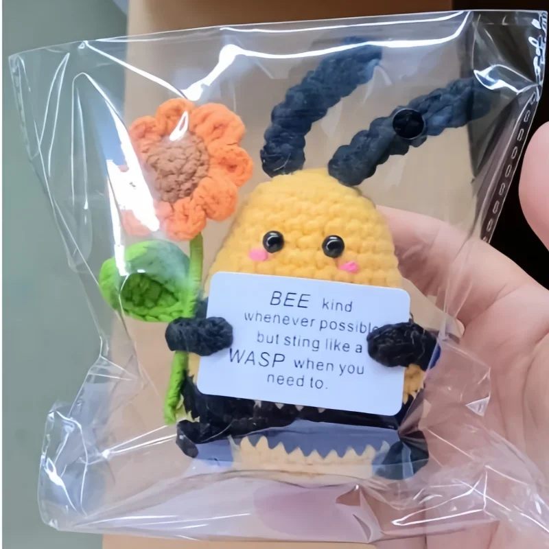Crochet Positive Energy Bees Hold Flowers Doll with Card Desktop Ornament Handmade Knitted Figurine Home Decor Valentine's Gifts
