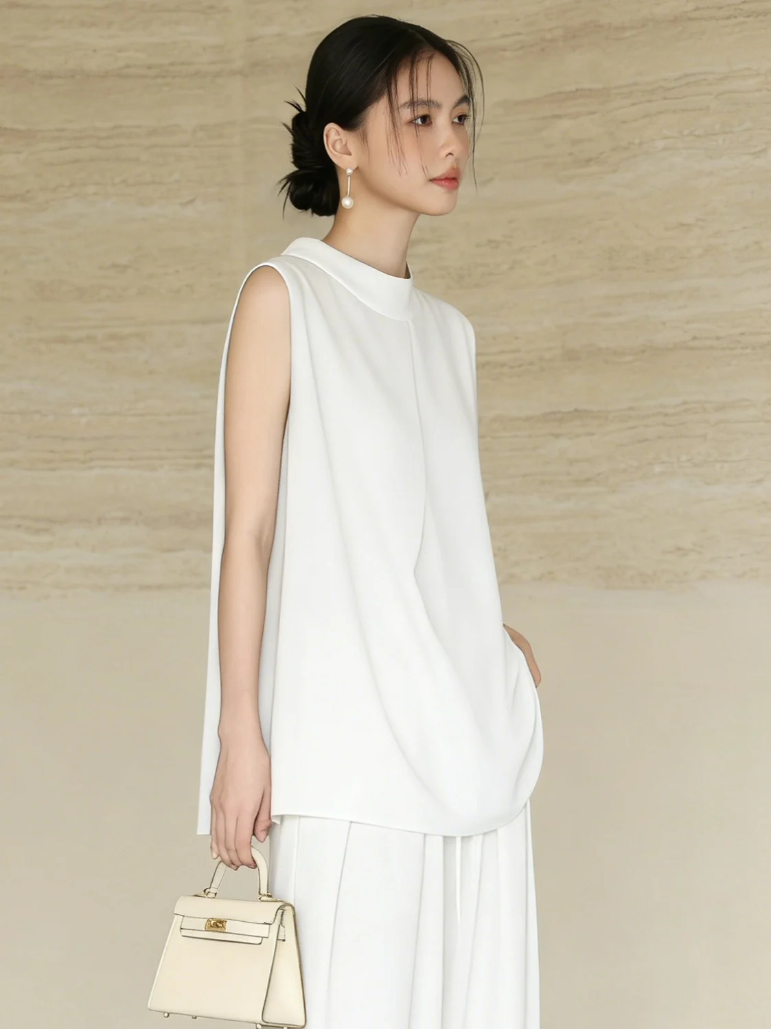 

Minimalist White Hanging Neck Sleeveless Top Women Loose Slim Back Hollow out Design Summer Outdoor Vest round Neck H-Fit