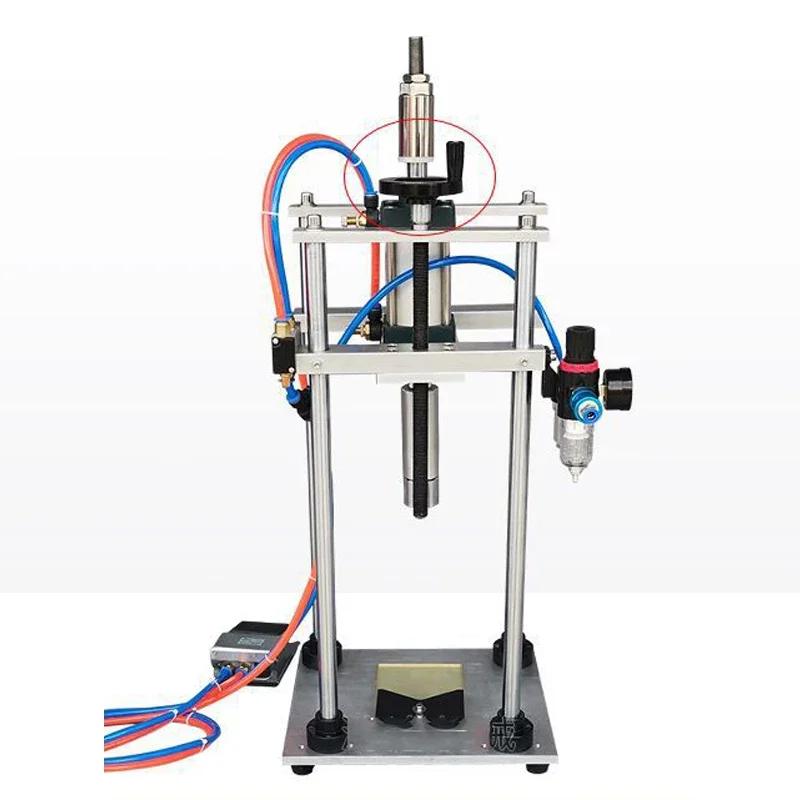 Пневматическая настольная машина для укупорки крышек бутылок с маслом. Машина для укупорки крышек бутылок пива. Машина для укупорки крышек бутылок с газировкой.