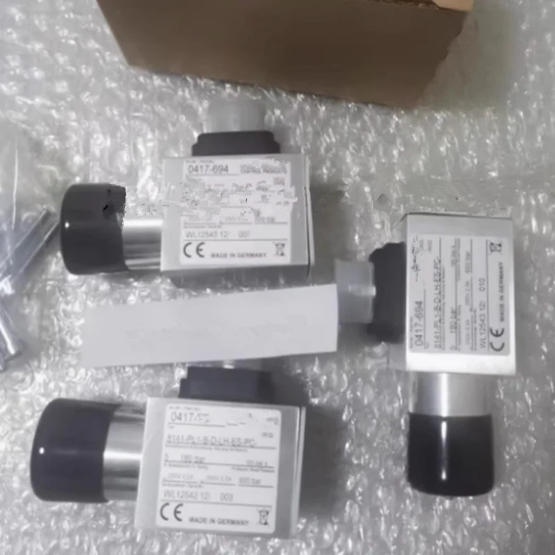 مفتاح ضغط جديد وأصلي 100% 8152-PL1-B-UL 0417-651 شحن سريع عبر FedEx أو DHL Express!