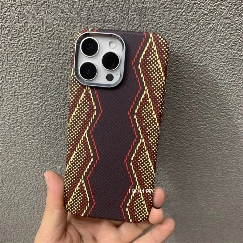 iPhone 17/16 Pro Max用 スネークプリント マグネット式ケースカバー MagSafe対応 カーボン調 ハードPC製 スマホケース カメラレンズフレーム保護付き