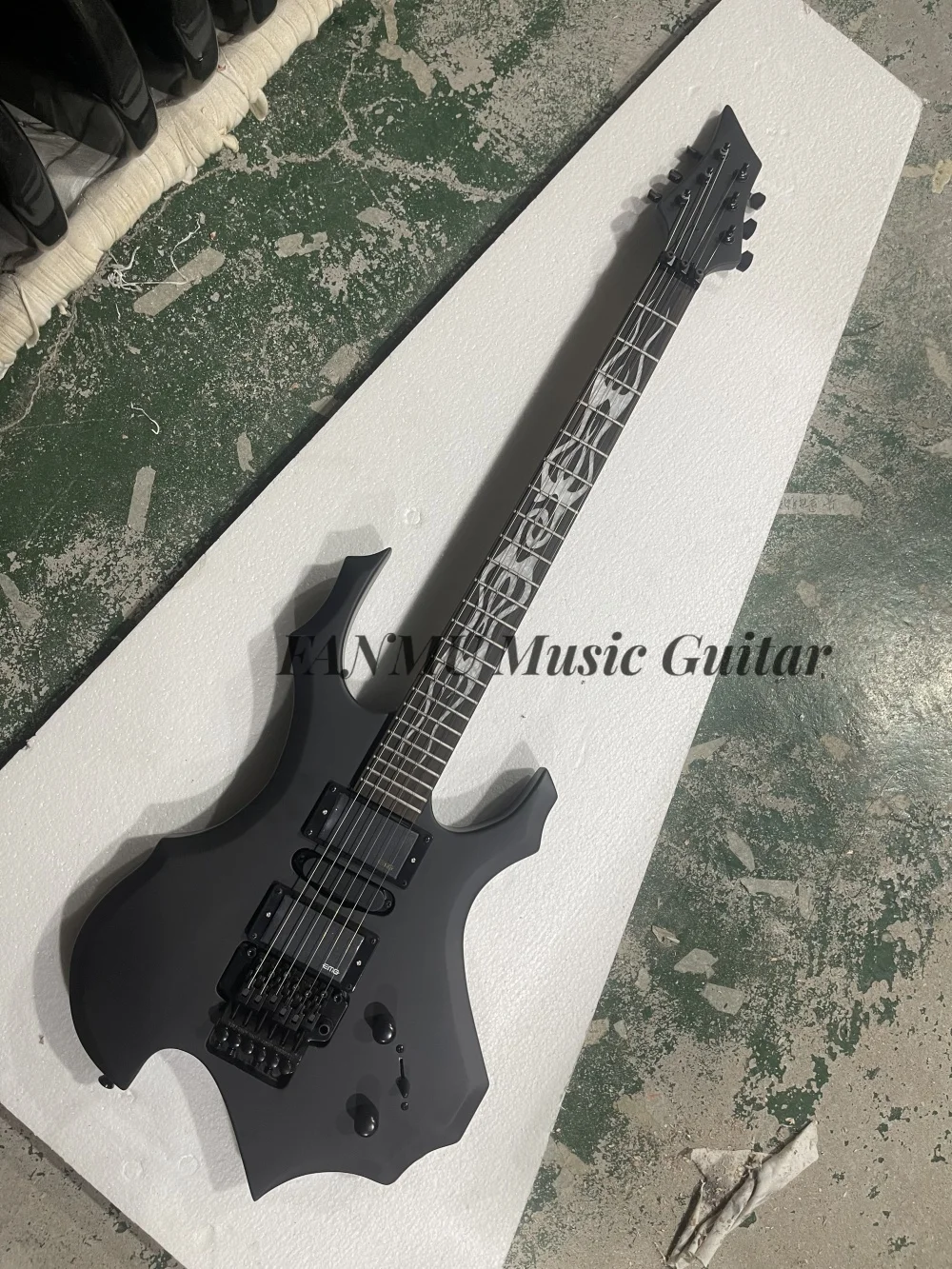 

Матовая черная гитара, бридж тремоло, звукосниматели HH, черный тюнер, накладка с огненной инкрустацией, корпус из цельного дерева, гриф из клена
