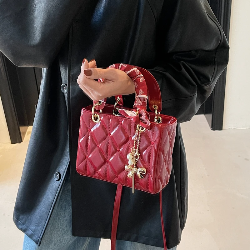 حقيبة يد حمراء للنساء العلامة التجارية الشهيرة الكلاسيكية مبطن تصميم حقيبة يد المرأة محفظة الكتف بولي Leather حقيبة كتف جلدية حقيبة كروسبودي الإناث