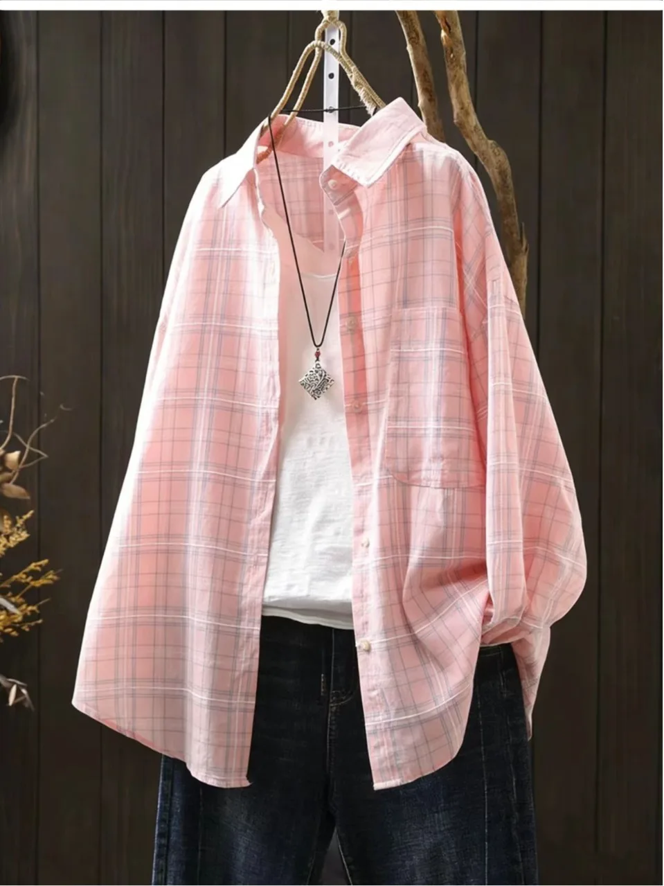 

Удобная дышащая женская повседневная рубашка Весна 2026: Свободный крой, стройнящий силуэт, миди, в клетку, с защитой от УФ-лучей, легкая, с длинным рукавом