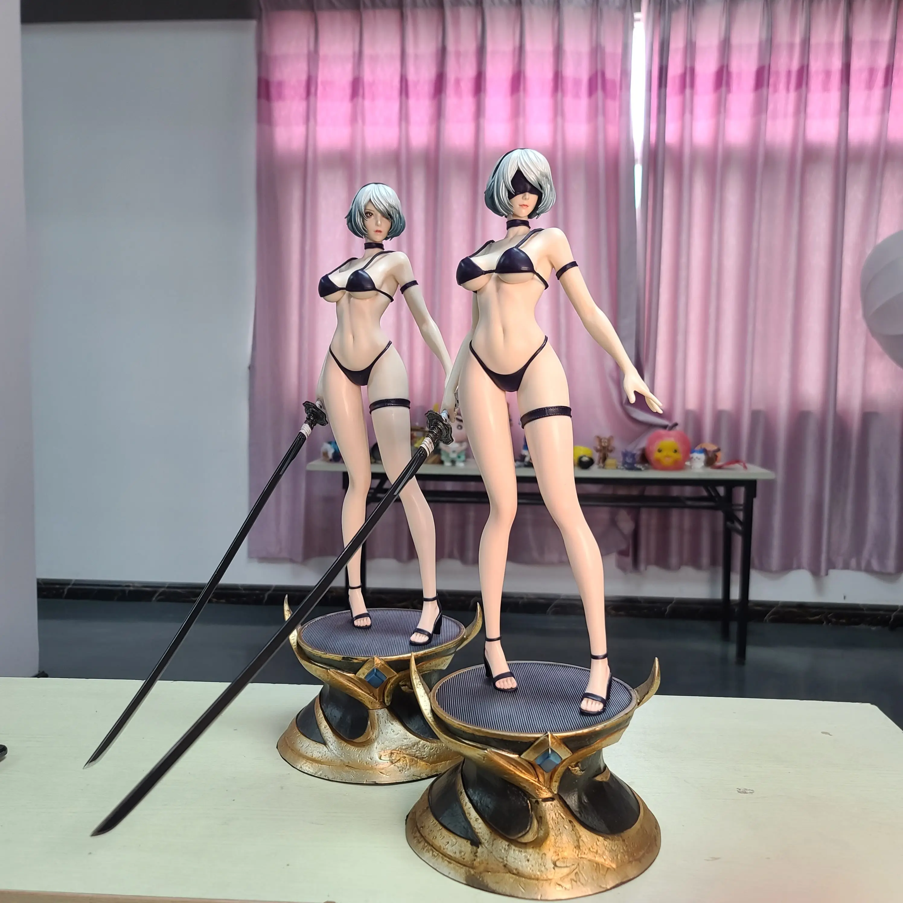 Bademode-Serie 2B 1/4 Maßstab Anime-Figur Doppelkopf-Skulptur 52cm mit Standfuß ABS Anime-Sammlung Riesige Statue Geschenkmodell