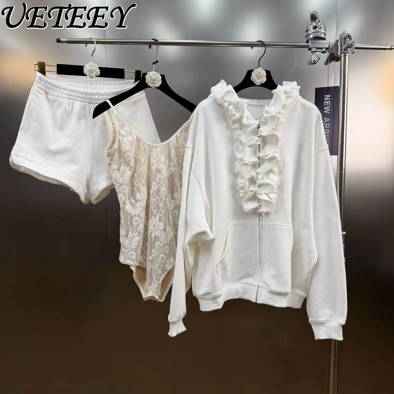 

2026 Весенняя новинка во французском романтическом стиле, толстовка с капюшоном и рюшами, куртка с кружевным ремешком и шорты, высококачественный повседневный комплект из трех предметов