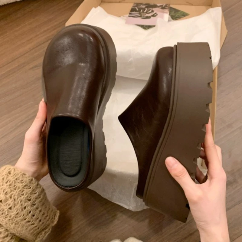 أحذية البغال ذات نعل مسطح شباشب نسائية صنادل ربيعية غير رسمية 2026 فستان موضة جديدة شباشب مريحة