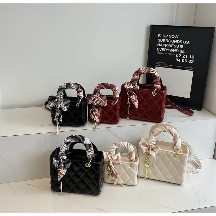 Free Shipping 2025 New Designer Bags Fashionable And High-quality Shopping Bags High-end Solid Color Key Pendants Small And Larg