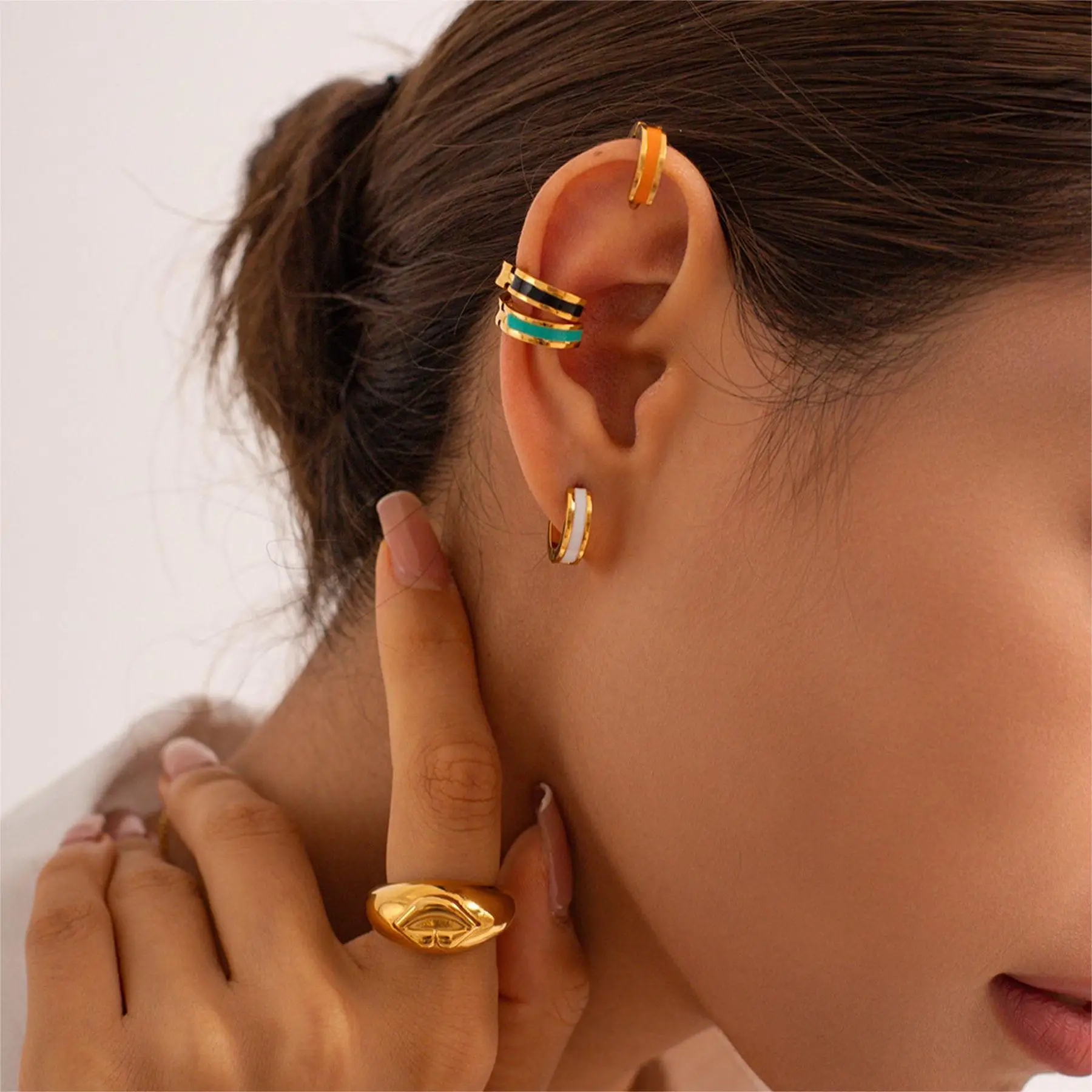 CARLIDANA Premium Ins Style 18K pozłacane kolczyki Mini Hoop nieblaknące kolczyki emaliowane ze stali nierdzewnej dla pań kobiet — zdjęcie 3