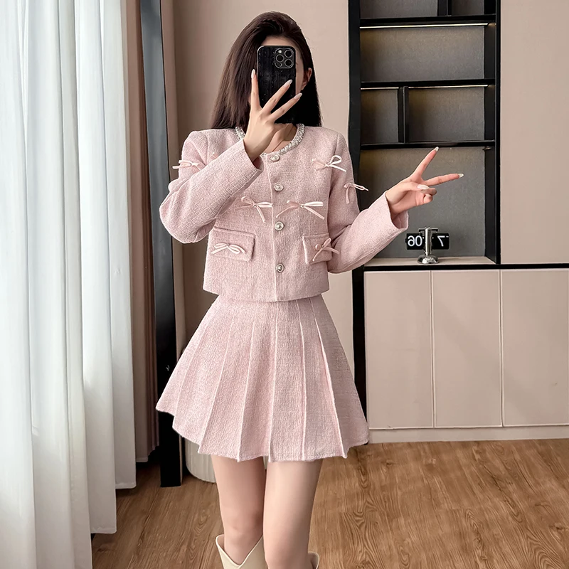 

Осень-зима 2025: светская львица, классический стиль, короткая куртка с бантом из бисера, плиссированная юбка с высокой талией, комплекты из двух предметов, высокое качество