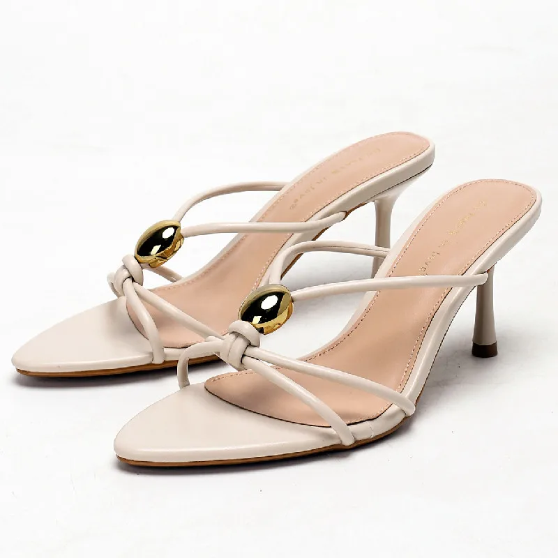 صنادل نسائية فاخرة ذات كعب ضيق ذهبي مزخرفة بالمعدن أنيقة مصممة بدون ظهر بكعب أنيق لحفلات الزفاف وحفلات الزفاف