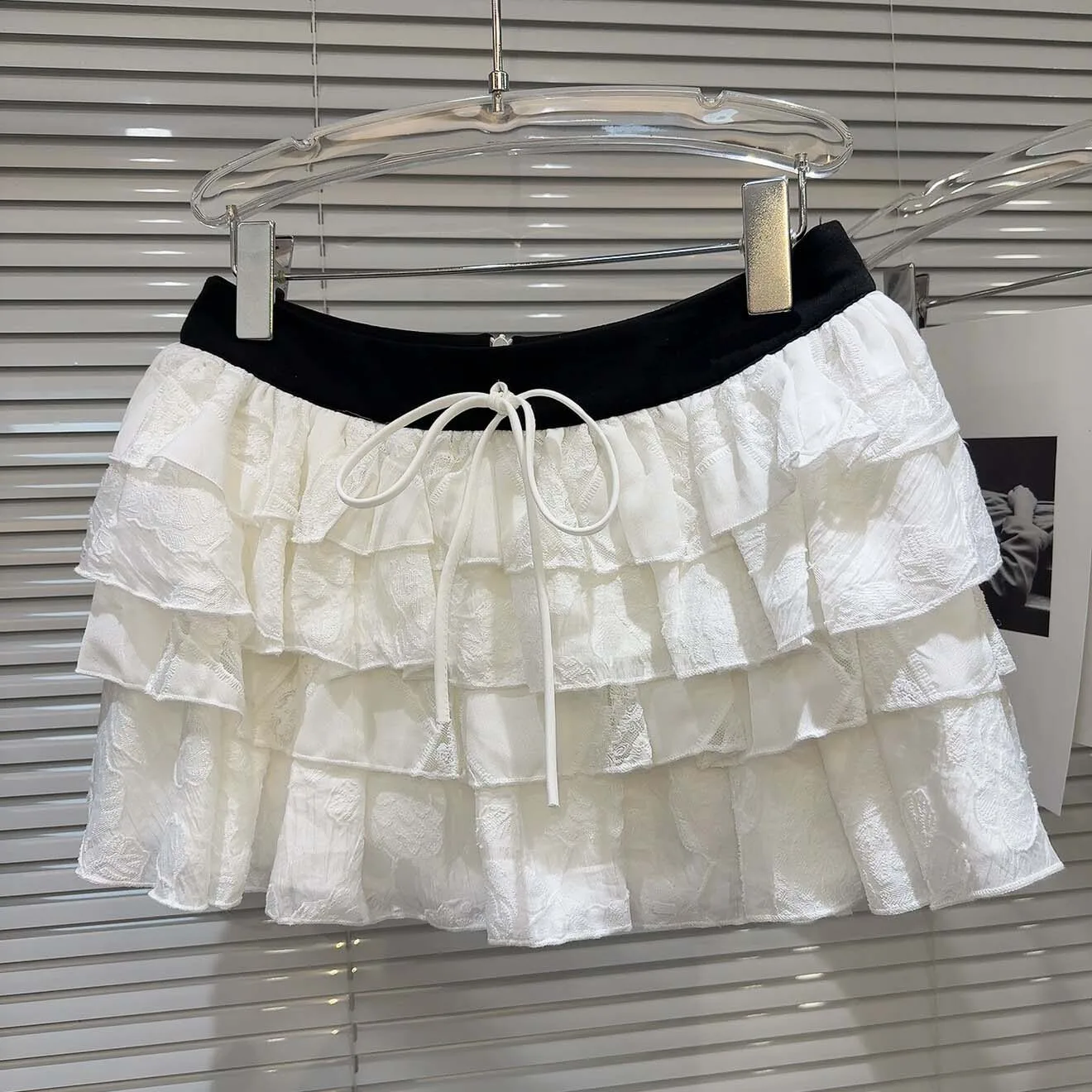 

Лето 2026: Новая женская белая короткая пышная юбка-полусолнце с кружевной отделкой, высокой талией, стандартным кроем и поясом