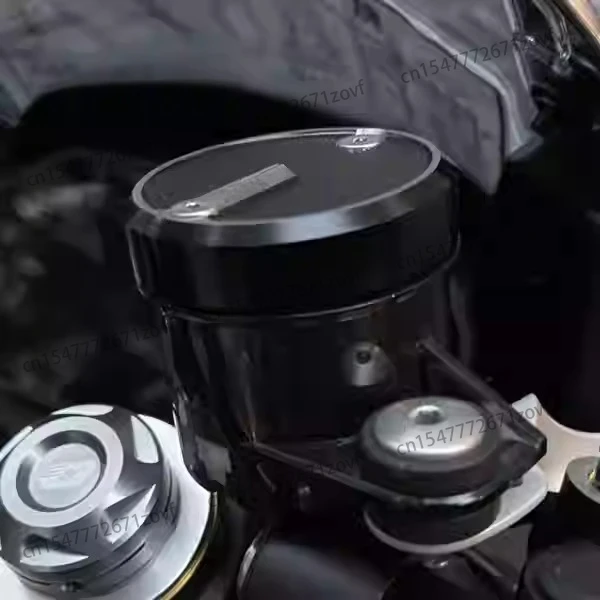 

Крышка бачка тормозной жидкости для Moto 700CLX 2021-2024. Крышка масляного бака. Верхняя крышка насоса. Материал: алюминиевый сплав. Фурнитура.