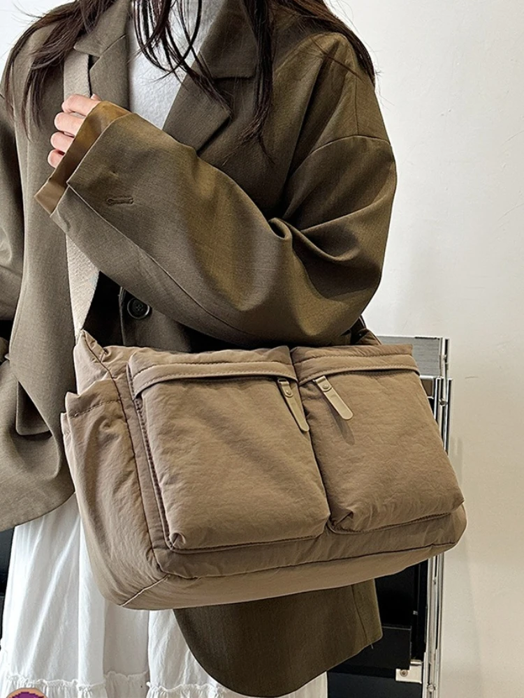 Umhängetasche mit zwei Vordertaschen, lässige Schultertasche mit großem Fassungsvermögen, vielseitige Tasche mit verstellbarem Riemen für den Arbeitsweg von Frauen
