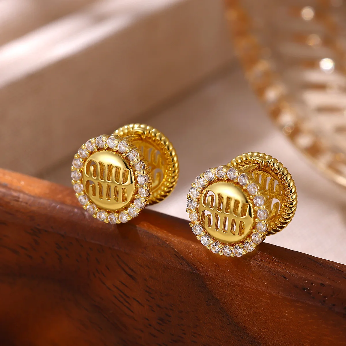 Pendientes con letras de doble cara, pendientes redondos con halo de cristal para mujer, joyería de lujo de diseñador, regalo de cumpleaños