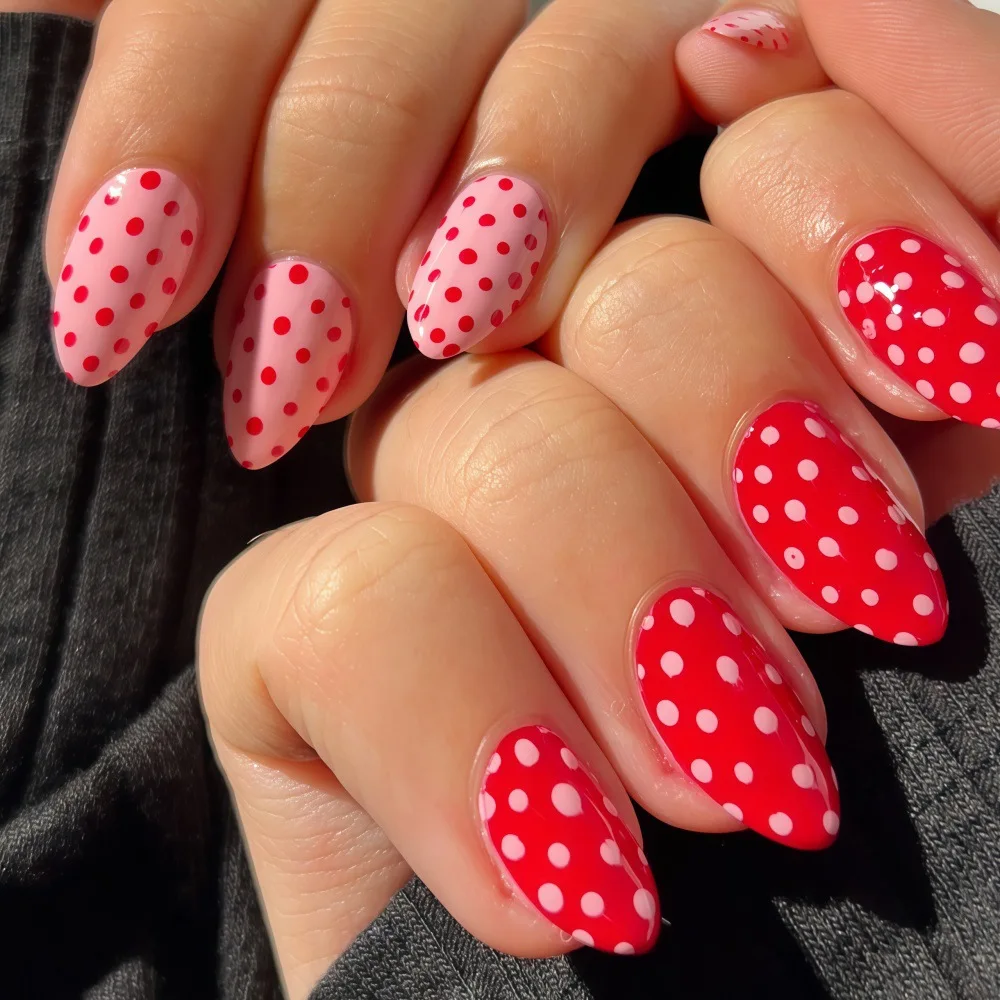Mittlere künstliche Nägel für Frauen und Mädchen, Neujahr, rot, rosa, gepunktetes Design, vollständige Abdeckung, Mandel-Nagelspitzen, zum Aufdrücken des falschen Nagelkunst-Sets