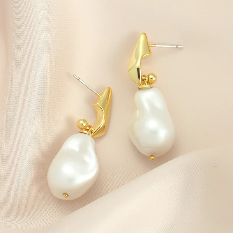 

2024 New Glass Baroque Pearl Earrings Sweet Irregular Exaggerated Personalized Light Luxury Niche Popular Wedding Party Jewelry