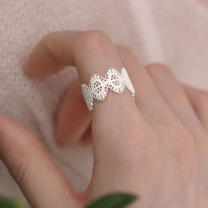 

New Fashion Engraved Flower Pattern Rings Delicate Carved Lace Women Rings Anniversary Gift Daily Wear Personality Jewelry