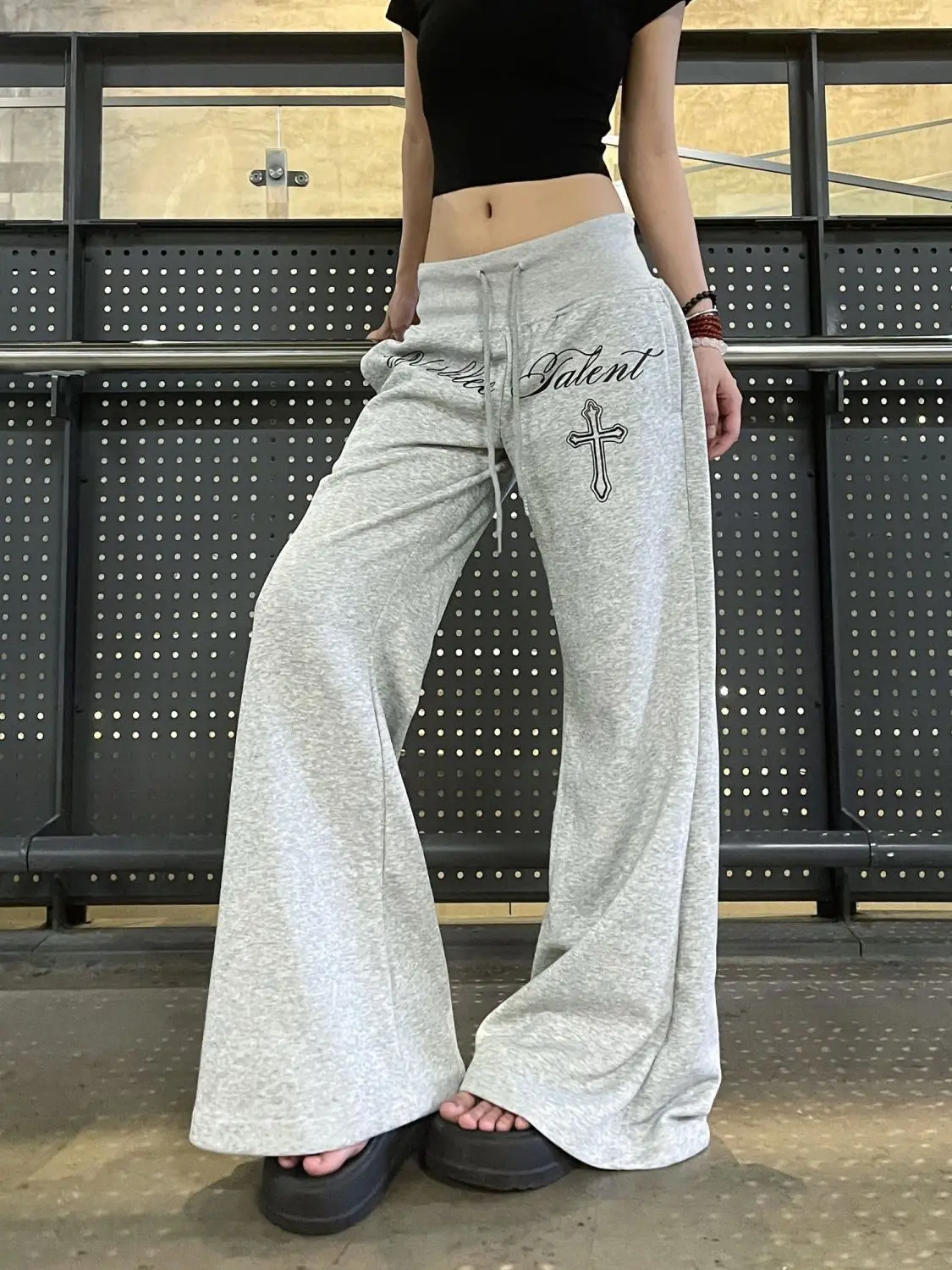 NUOVI pantaloni sportivi a zampa d'elefante grigi da donna punk americani pantaloni con coulisse a vita larga con grafica incrociata vestibilità ampia streetwear casual