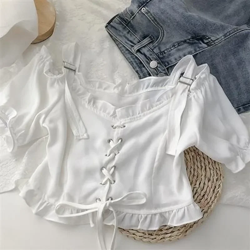 بلوزات حريمي بأكمام منتفخة ورقبة مائلة متينة النسخة الكورية قطع علوية نسائية صيفية عصرية يومية تناسب كلية Kawaii