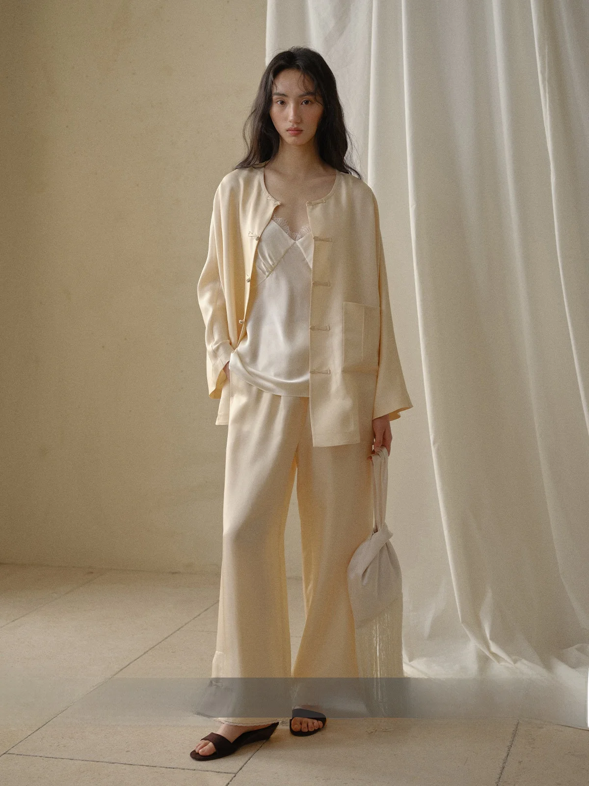 

Женский комплект Commuse Memory в традиционном китайском стиле: шелковая рубашка и брюки с воротником на пуговицах, длинными рукавами и V-образным вырезом, для весеннего сезона