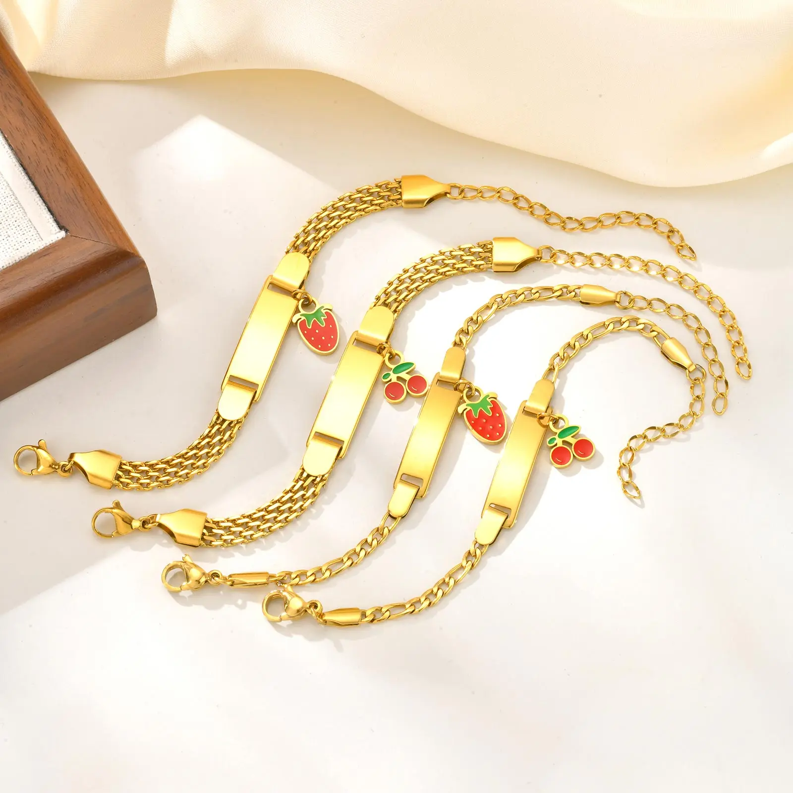 Personalisiertes personalisiertes Namensarmband für Mädchen, Jungen, Erdbeer-Kirsch-Anhänger, Edelstahl-ID-Armband für Kinder – Detail 8