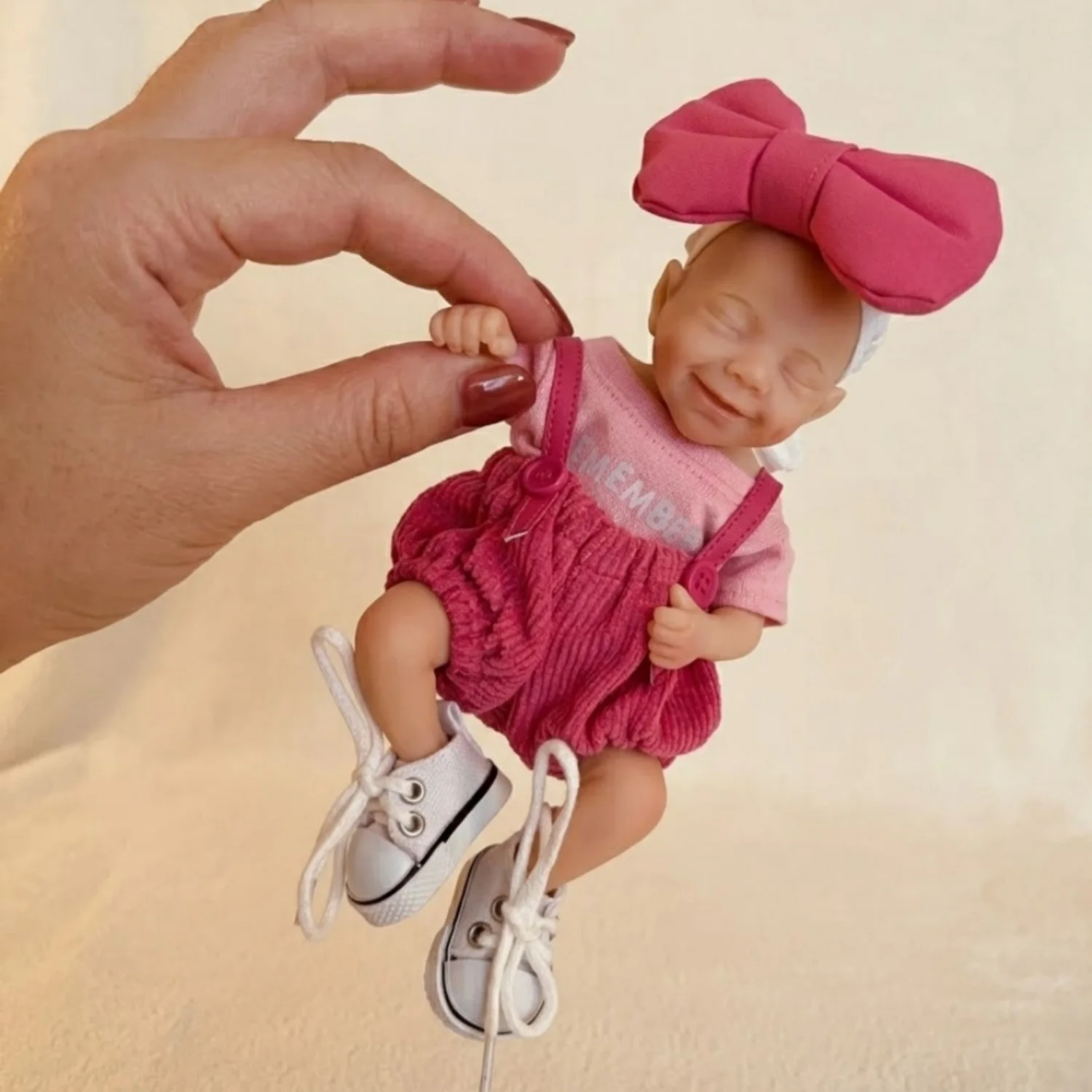 

6-Inch Mini Silicone Bebe Girl Doll Cute Smile Face Palm Reborn Baby Ornament Painted Collectible Toy for Kids Gift
