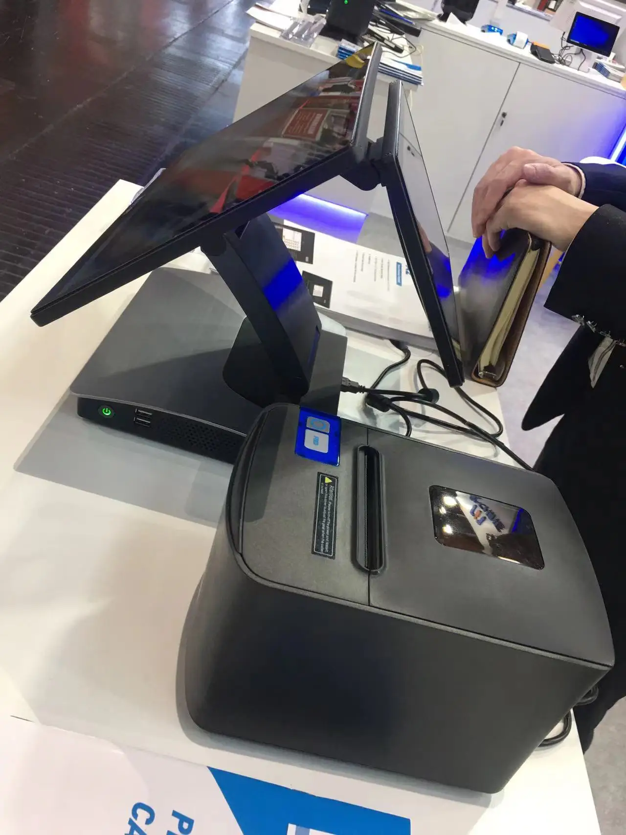 Terminal Pos Layar Sentuh Kapasitif 15,6 Inci Windows Pos Sistem Pos Layar Tunggal dengan Tampilan Pelanggan 10,1 Inci