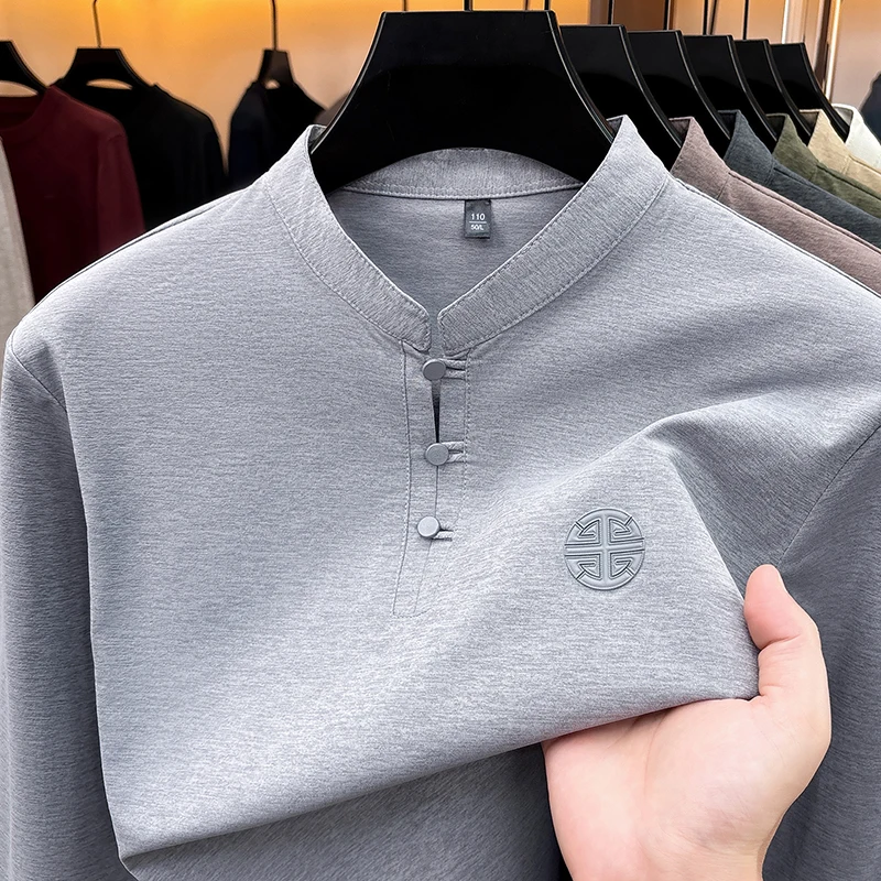Herren-Langarmshirt im Henley-Stil mit Stehkragen, geprägtem Logo auf der Brust, leicht und bequem, ideal für Büro und Alltag. – Detail 13