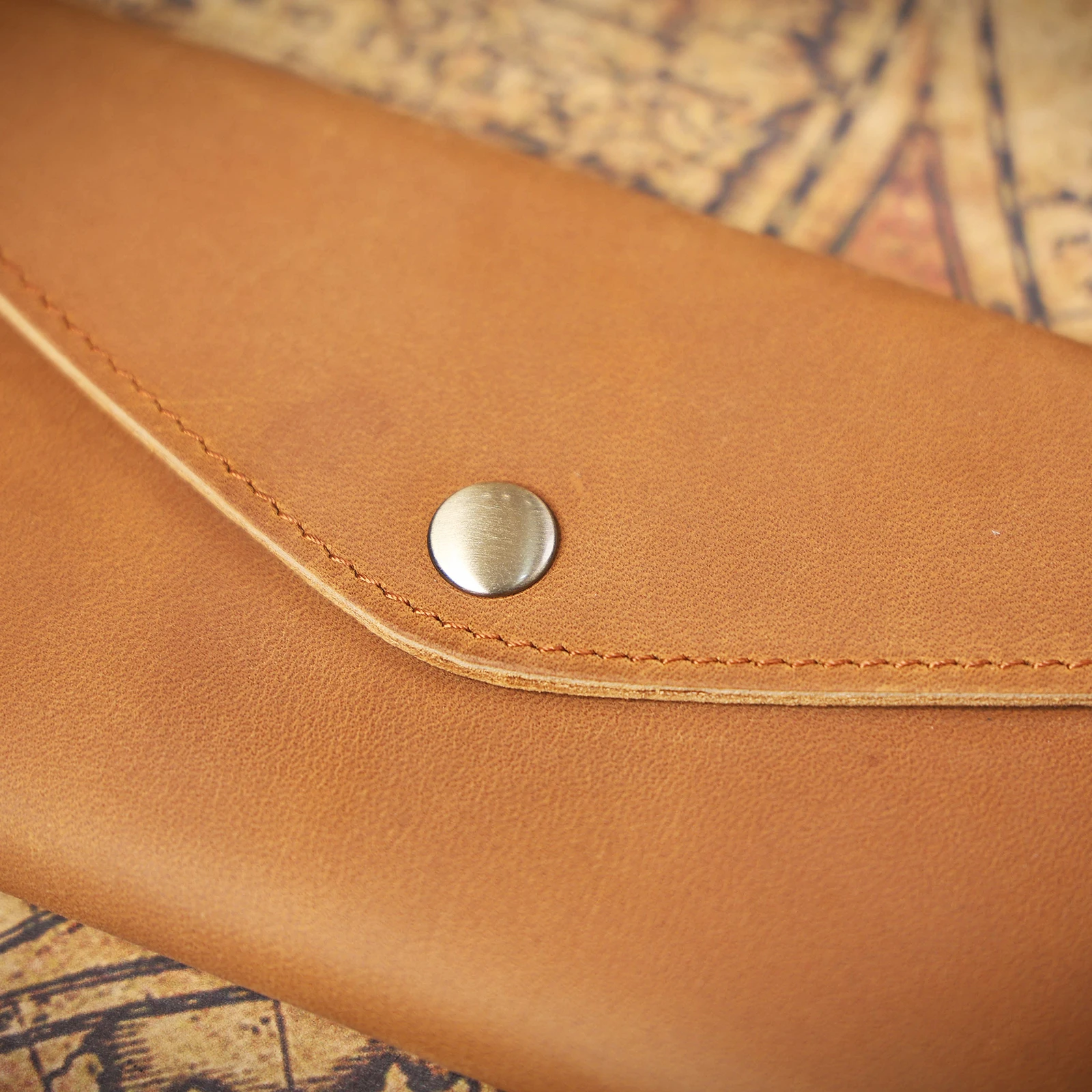 S.WORKER Vintage Echtleder-Clutch-Tasche Handgefertigte Herren-Langbörse für Handy, Bargeld und Karten. – Detail 16