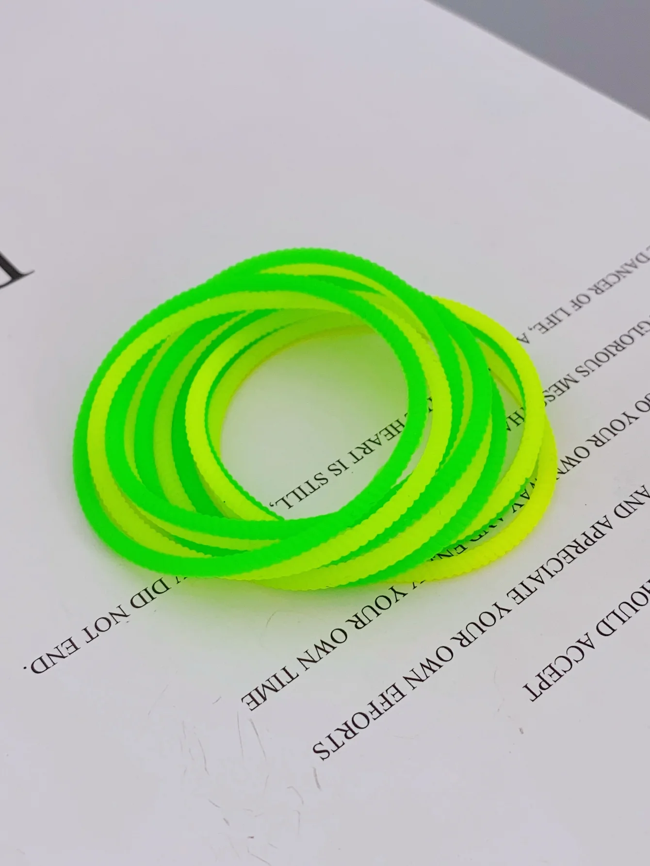 Lot de 10 bracelets en silicone avec effet phosphorescent pour le sport et les événements nocturnes, élastiques en caoutchouc pour homme et femme, Taille unique, Caoutchouc, Sans pierre précieuse