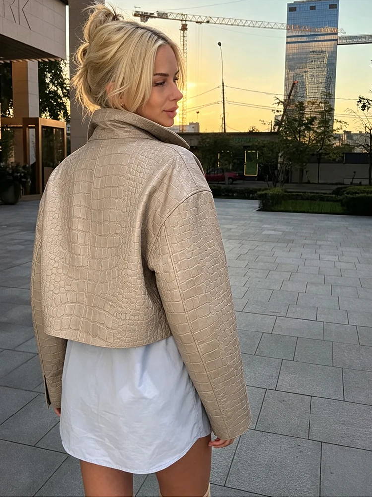 Minimalistische geprägte Kunstlederjacke für Damen, weiß, Stehkragen, offener Schnitt, lange Ärmel, kurzer Mantel, modische Streetwear für Partys. – Detail 10