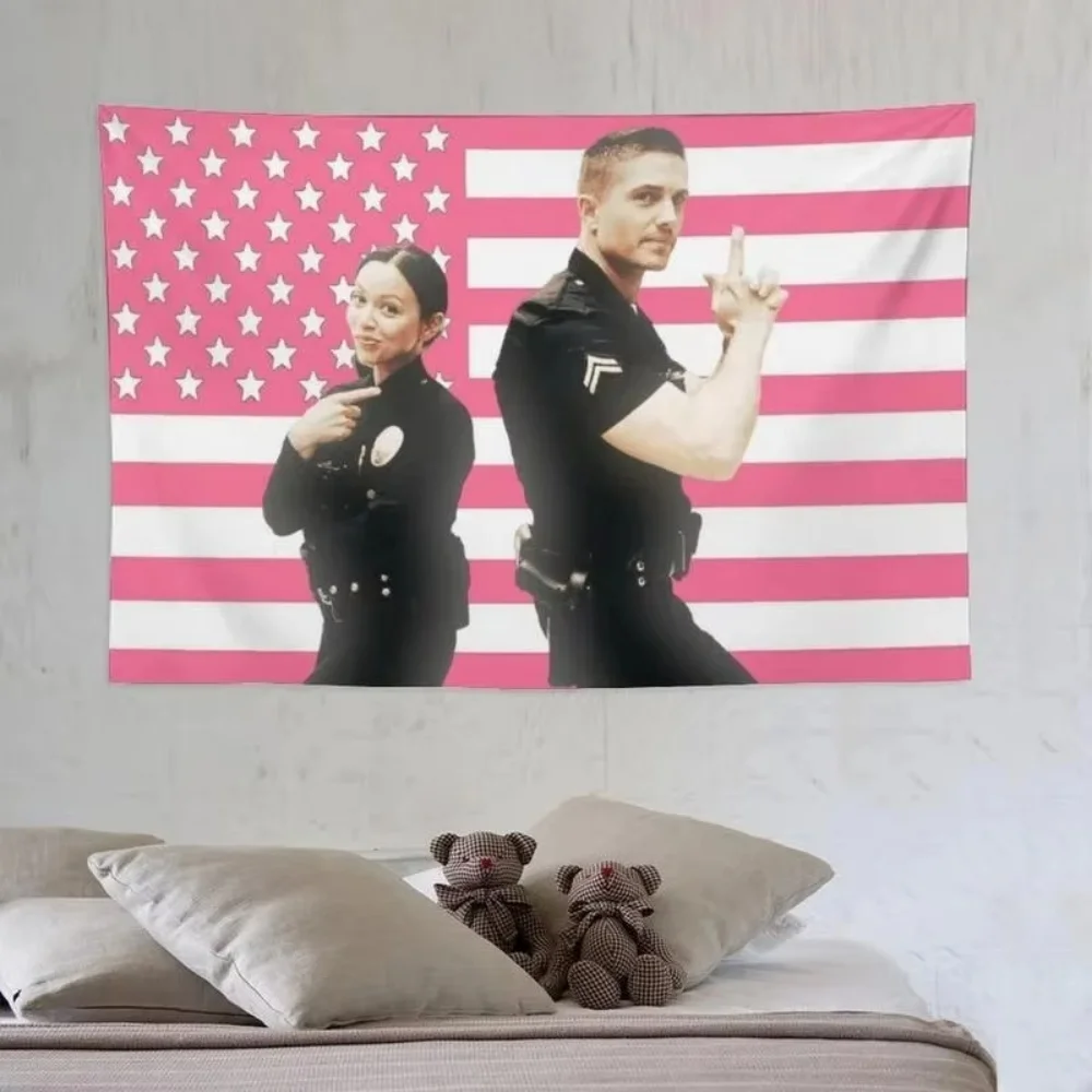 1 Stück The Rookie Wandteppich – Aufdruck mit Lucy Chen und Tim Bradford, Wandkunst-Wandteppich mit rosa amerikanischer Flagge