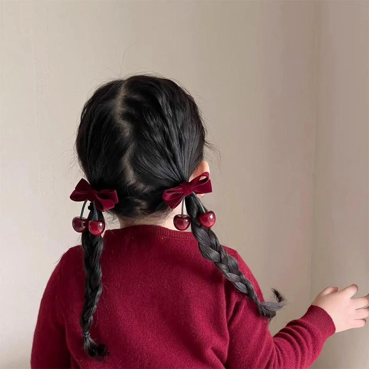 Niedliche rote Samtschleife mit Kirschen, elastische Haarspange/Haargummi – perfekt für festliche Party-Looks – Detail 4