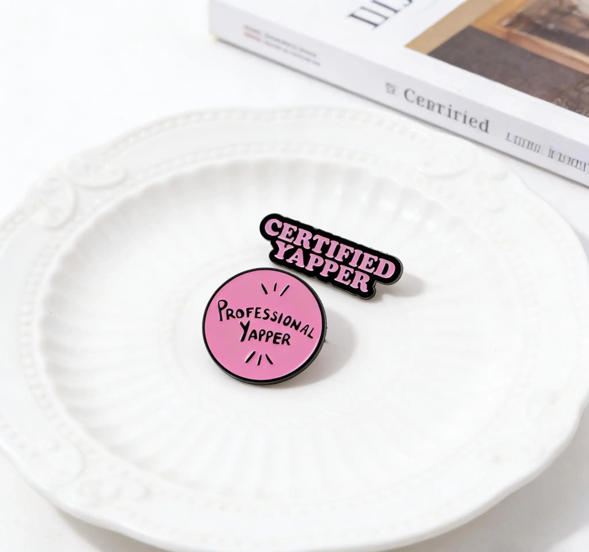 "YAPPER" Quotes Emaille-Pin, rosa Kreis-Broschen für Anstecknadeln, Abzeichen auf Rucksack, Kleidungszubehör, Modeschmuck, Geschenke, 2 Stück