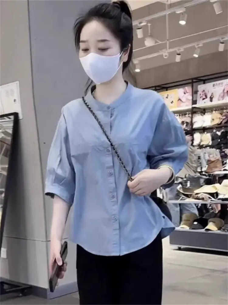 

Повседневная женская рубашка свободного кроя для поездок на работу, летняя, с омолаживающим эффектом, рукавом три четверти, воротником-стойкой, на пуговицах